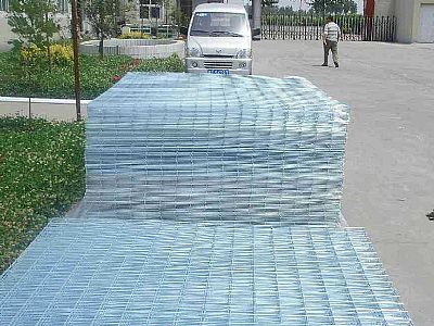 在混凝土防水層,應(yīng)配備雙向Ф5@冷拔鋼絲網(wǎng)